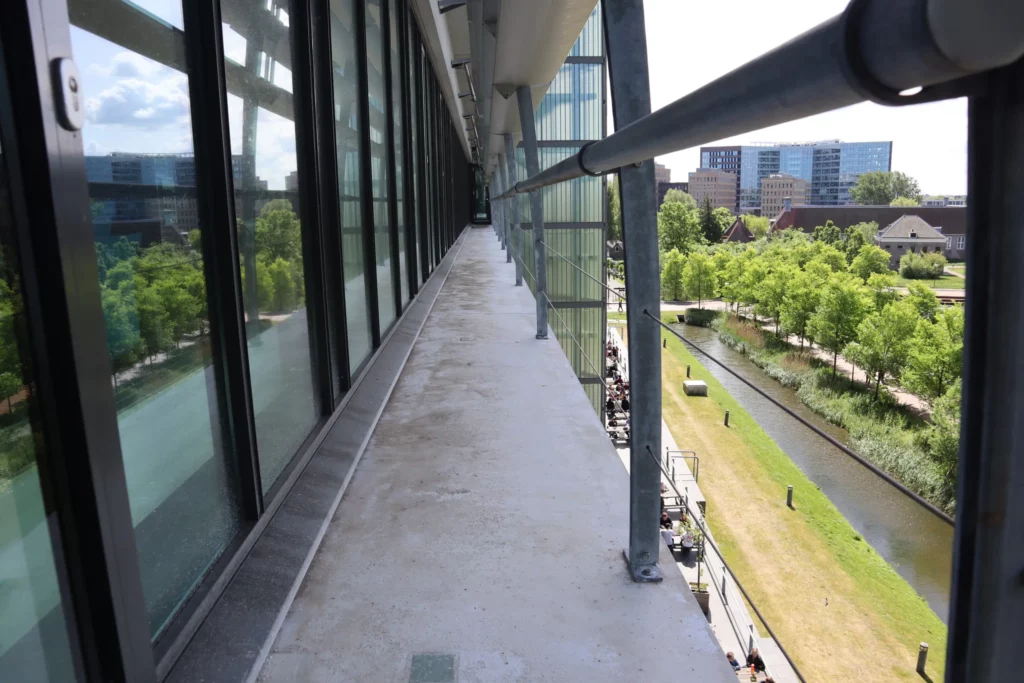 Repair of hairline cracks (0.2 mm) in the concrete balconies at LUMC hospital, Leiden (NL)