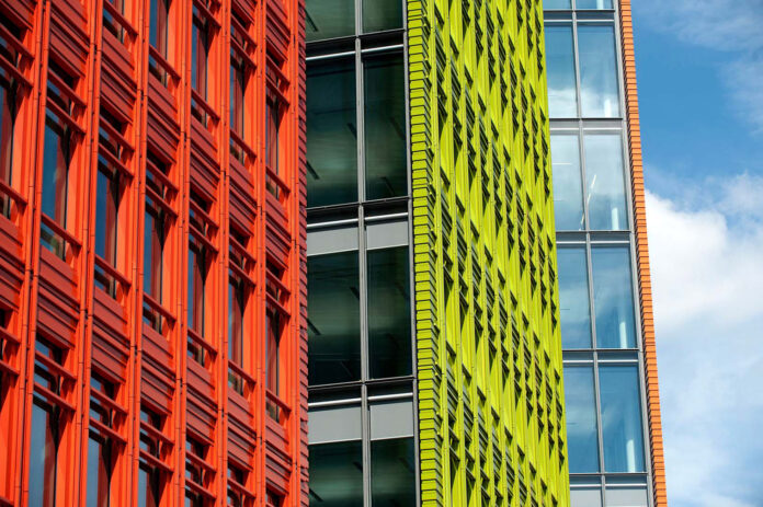 Central St. Giles Court Renzo Piano + Fletcher Priest Architects stands out for its multi-faceted ceramic facade, designed to balance aesthetics and acoustic comfort.