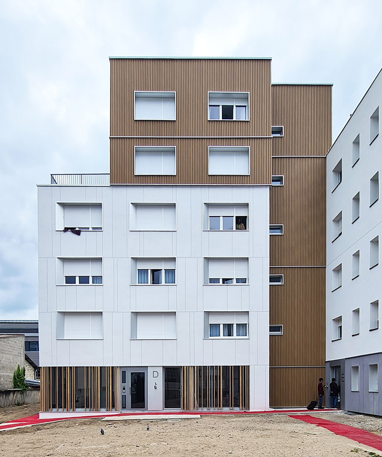 Energy-positive envelope retrofit of Jean Carazzo social housing in Besons (France), with high-performance external wall insulation, airtightness improvements, and advanced window upgrades