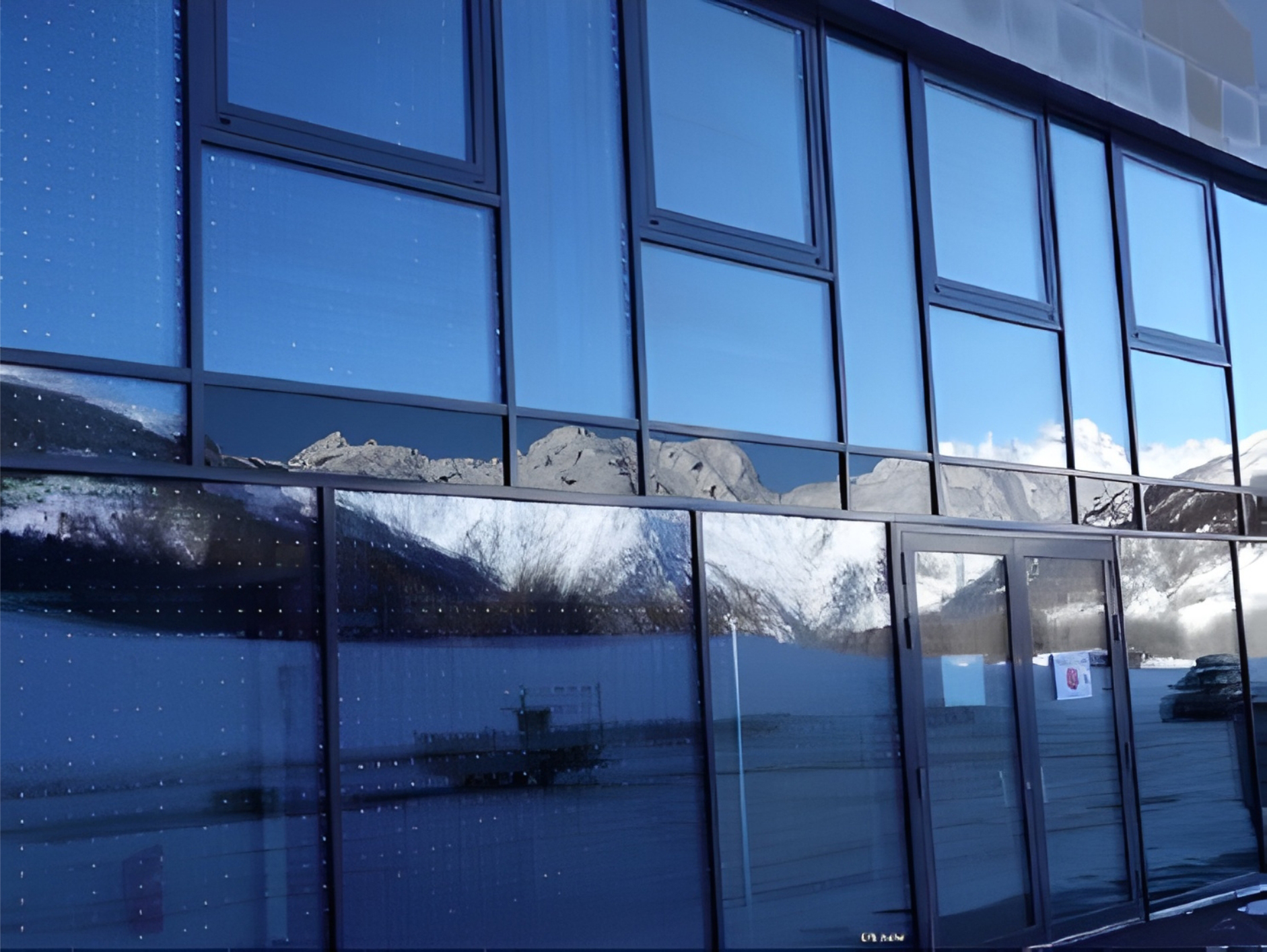 Saflex Flysafe window with applied patterns (Photograph by: Matthias Haller)