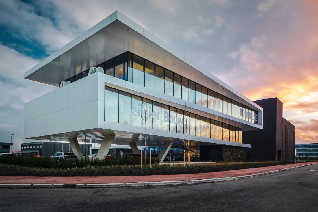 Borghese Real Estate and Pleijsier Bouw HQ by Mies Architectuur (Nijkerk, NL), with Suntuitive Dynamic Glass is based on thermochromic technology. Photo: Courtesy of Pleijsier Bouw