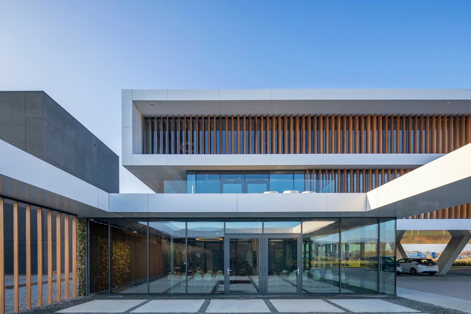 Borghese Real Estate and Pleijsier Bouw HQ by Mies Architectuur (Nijkerk, NL), with Suntuitive Dynamic Glass is based on thermochromic technology. Photo: Courtesy of Pleijsier Bouw
