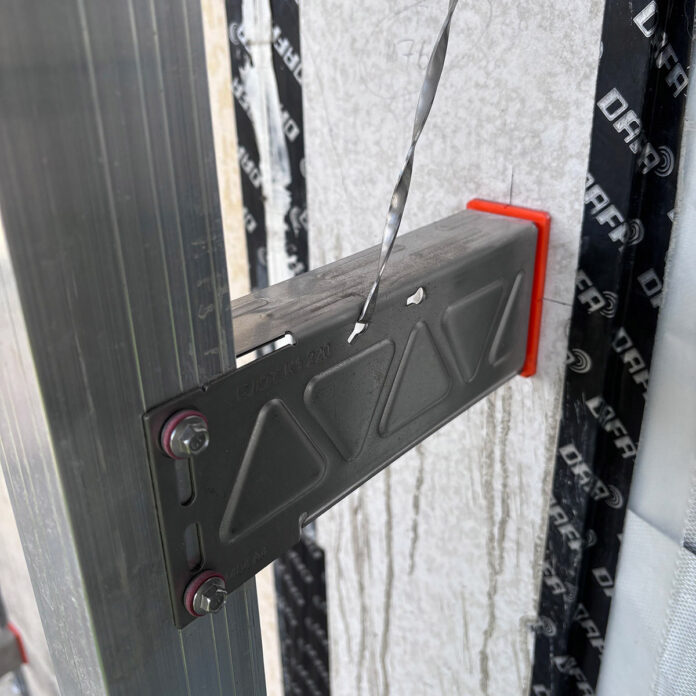 The Konsole is the core component of the EJOT CROSSFIX system, engineered for use with both vertical and horizontal rails and incorporating a thermal stop to minimise thermal bridging. Copyright: EJOT UK